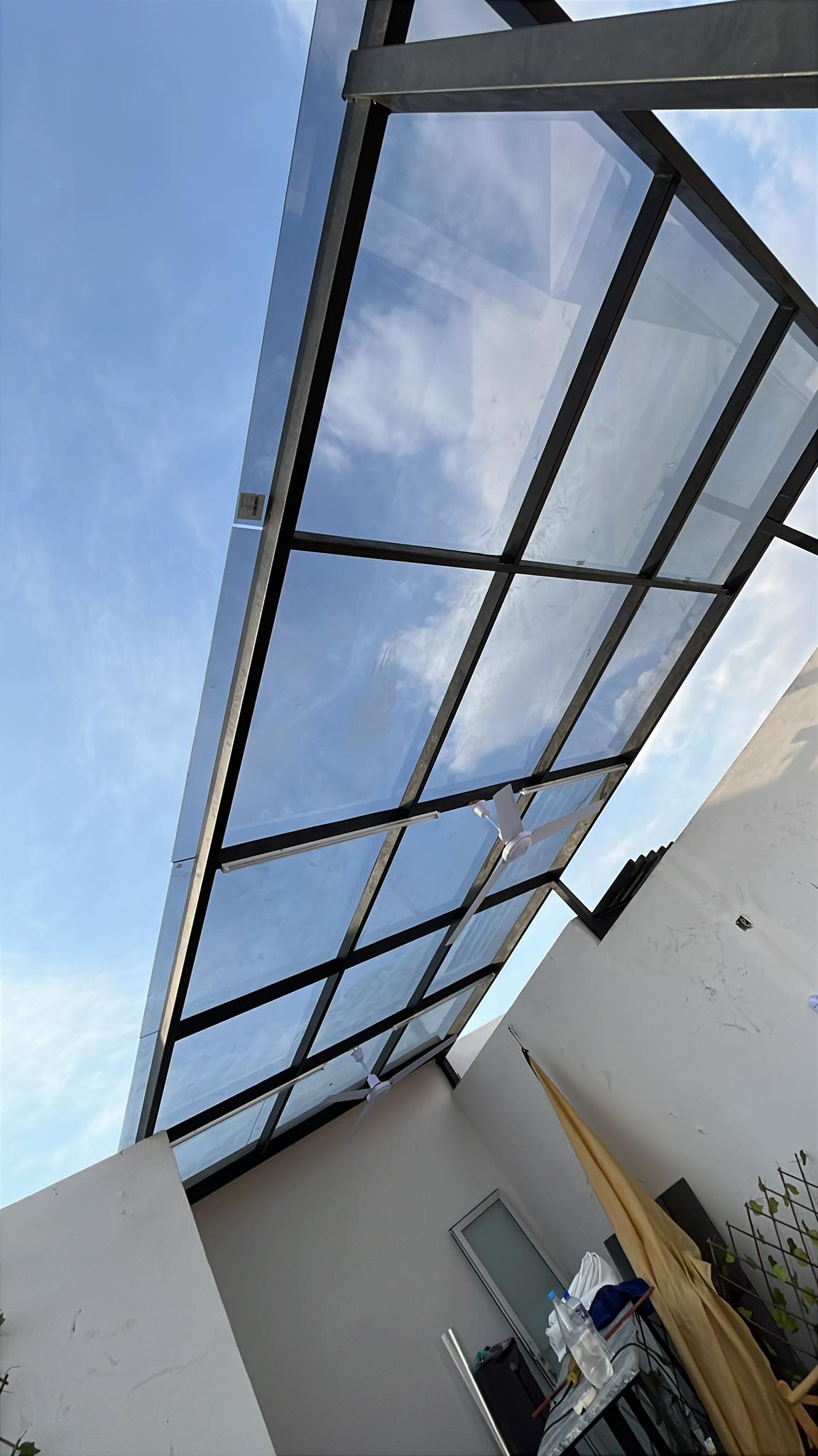 Pérgola con vidrio sólido